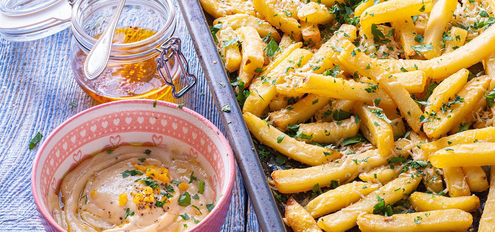 Hranolky zapečené se sýrem Parimigiano Reggiano, česnekem, olivovým olejem s chilli a omáčkou aioli