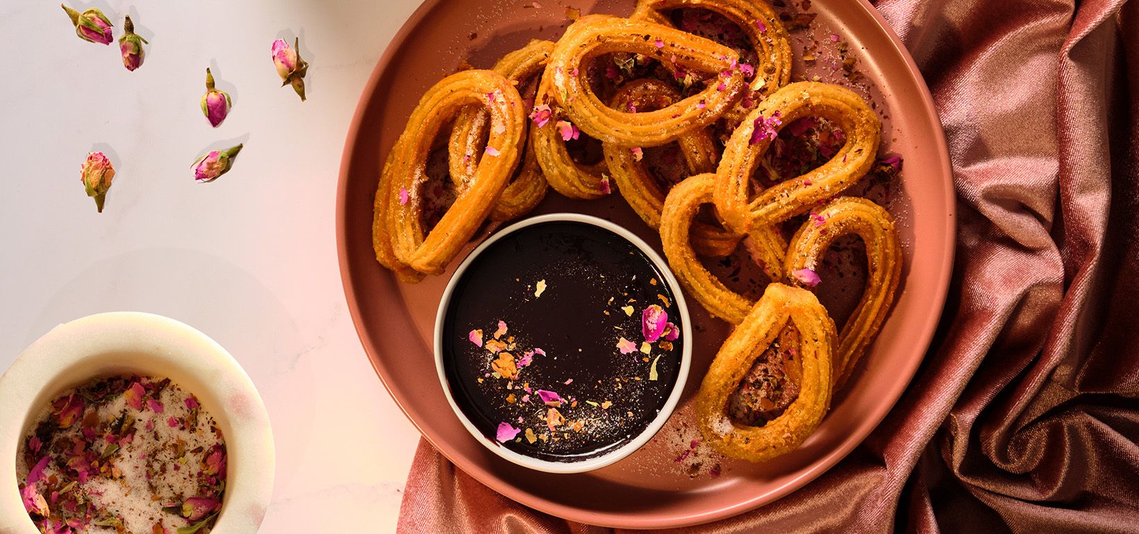 Churros s levandulovým cukrem a hořkou čokoládou