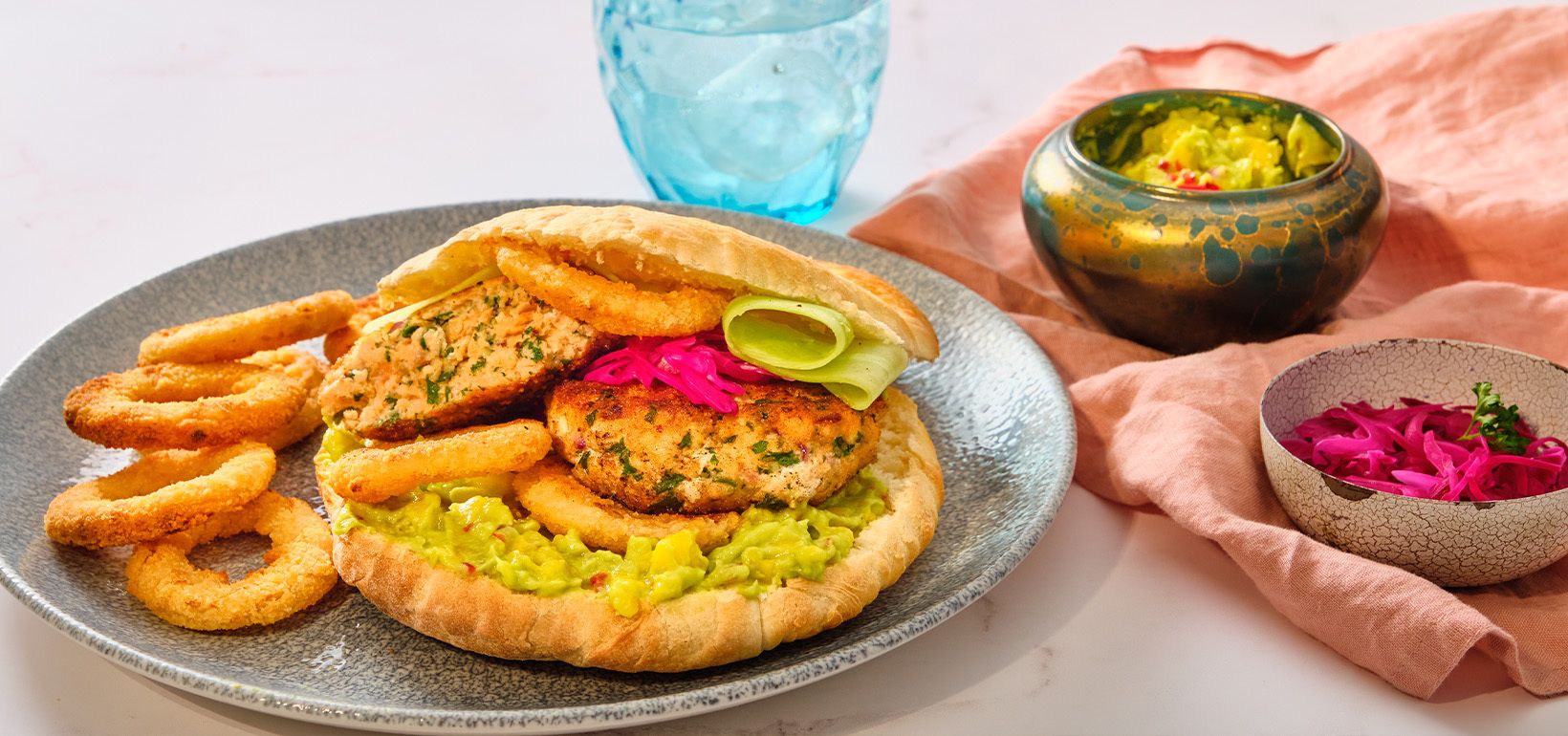 Burger s lososem, avokádovou salsou, mangem a cibulovými kroužky