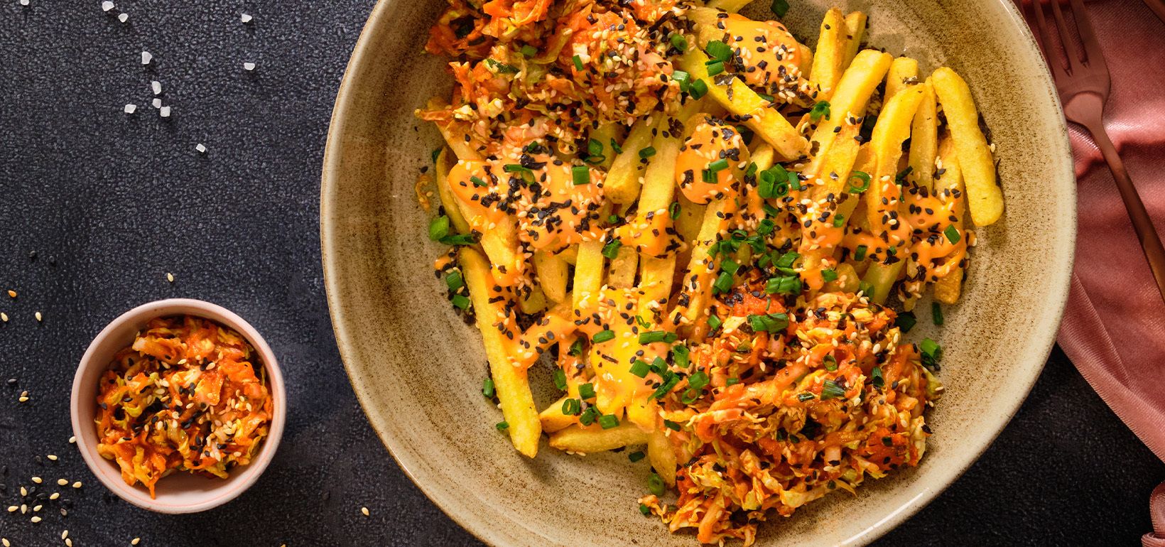 Hranolky s kimchi, furikake (sezamovou směsí) a pažitkou