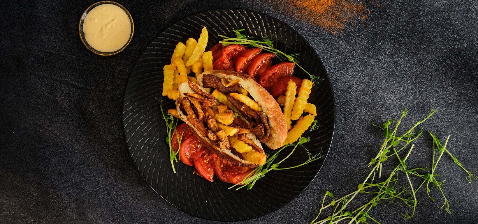 Houbová / hovězí shawarma v pita chlebu s tahini omáčkou