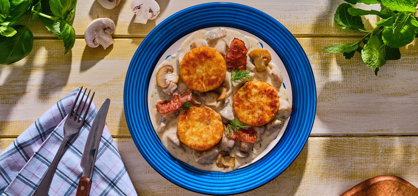 AVIKO Rösti Rondjes Naturel s žampionovo-bešamelovou omáčkou (ciulama de ciuperci) a křupavou slaninou