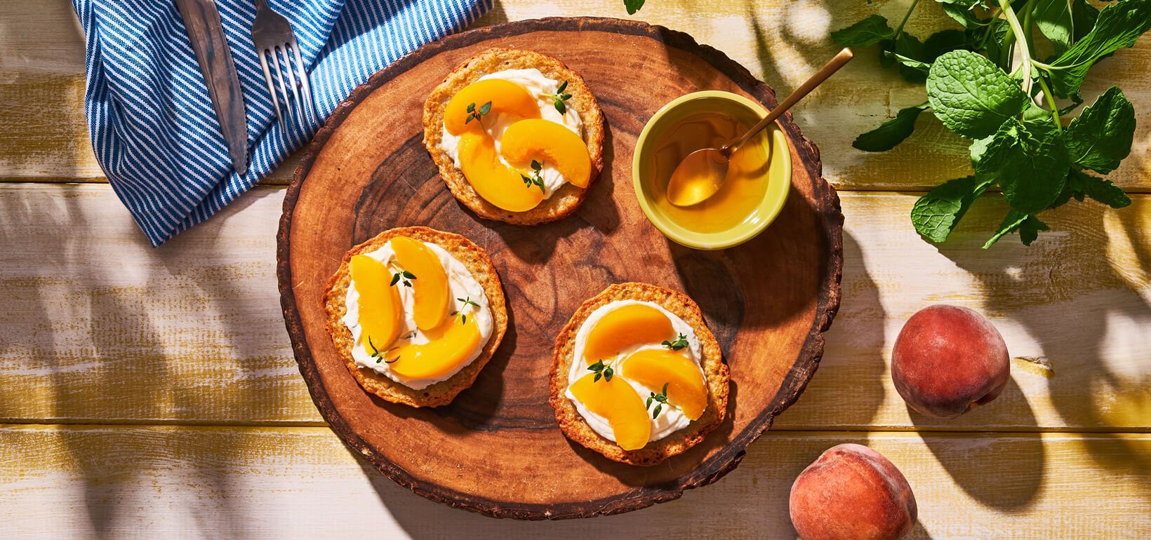 AVIKO PANCAKES se smetanovým sýrem, medem, tymiánem a broskvemi