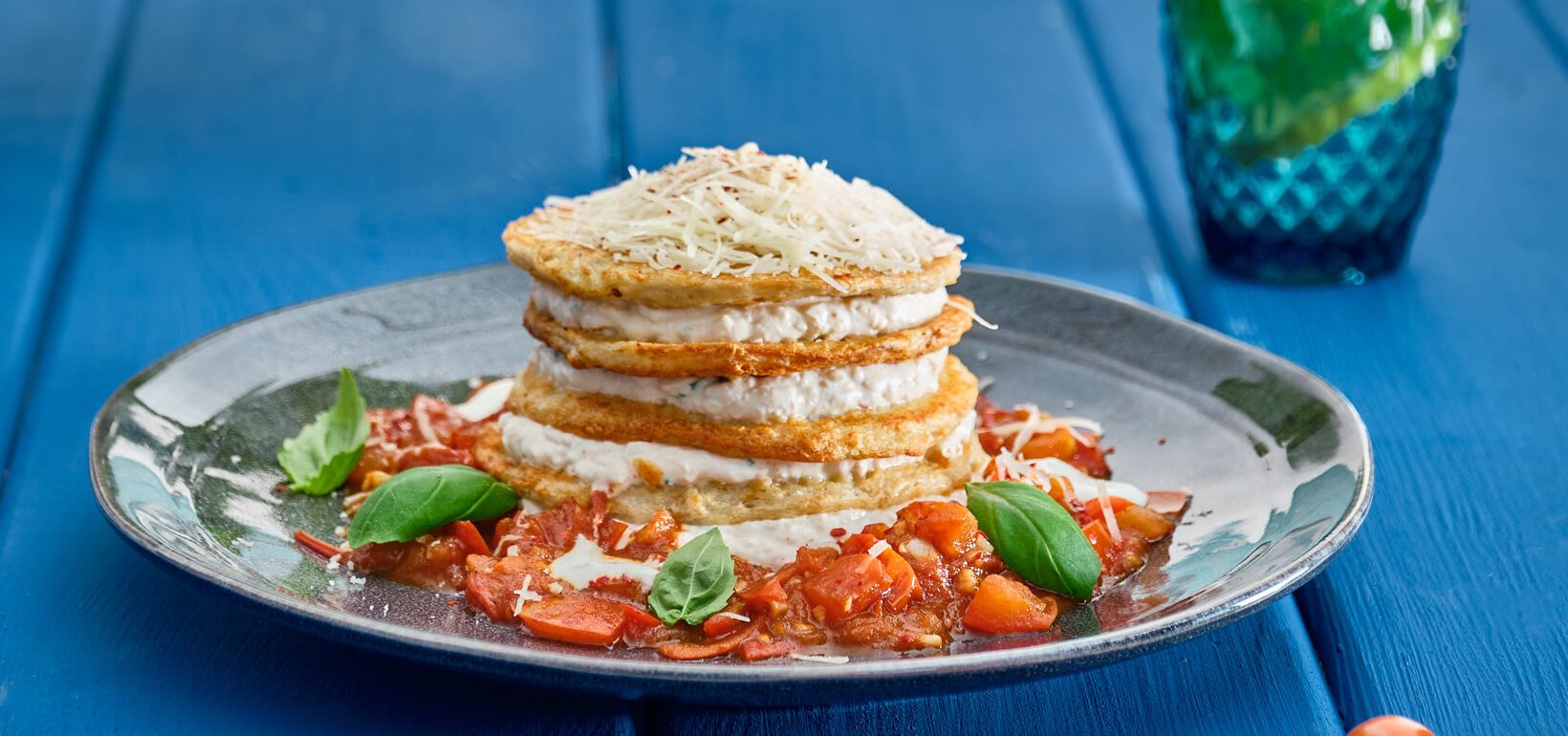 AVIKO PANCAKES Dortíky z bramboráčků, tvarohová pěna, rajčatová a česneková salsa