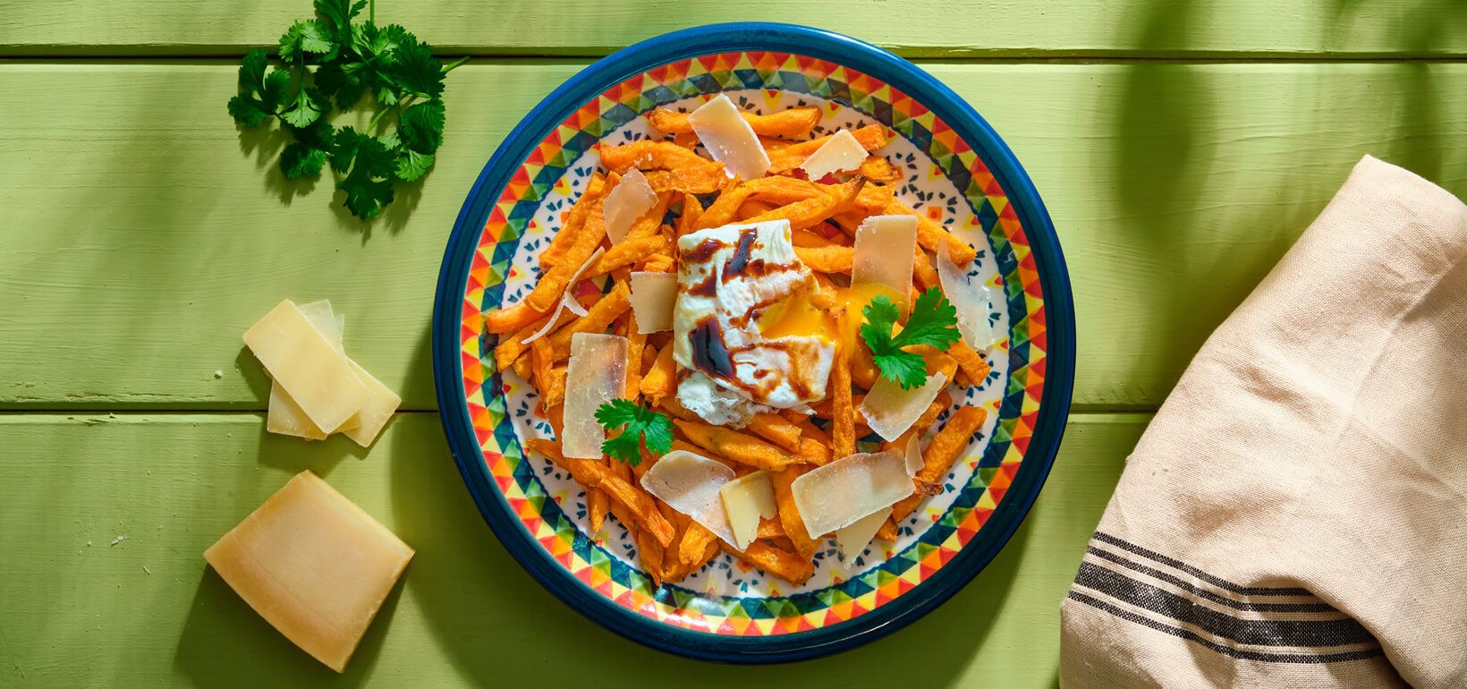 AVIKO Sweet potato fries s pošírovaným vejcem z pánve, zralým sýrem a balzamikovým octovým krémem