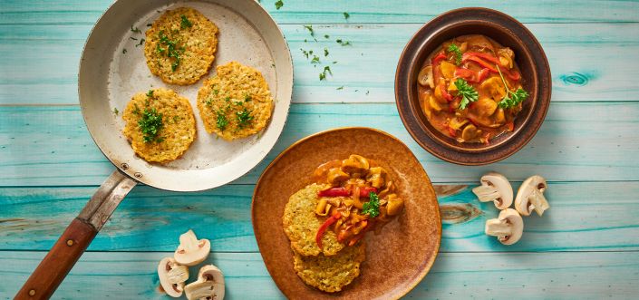 Bramboráky s česnekem, majoránkou a dušenou zeleninou