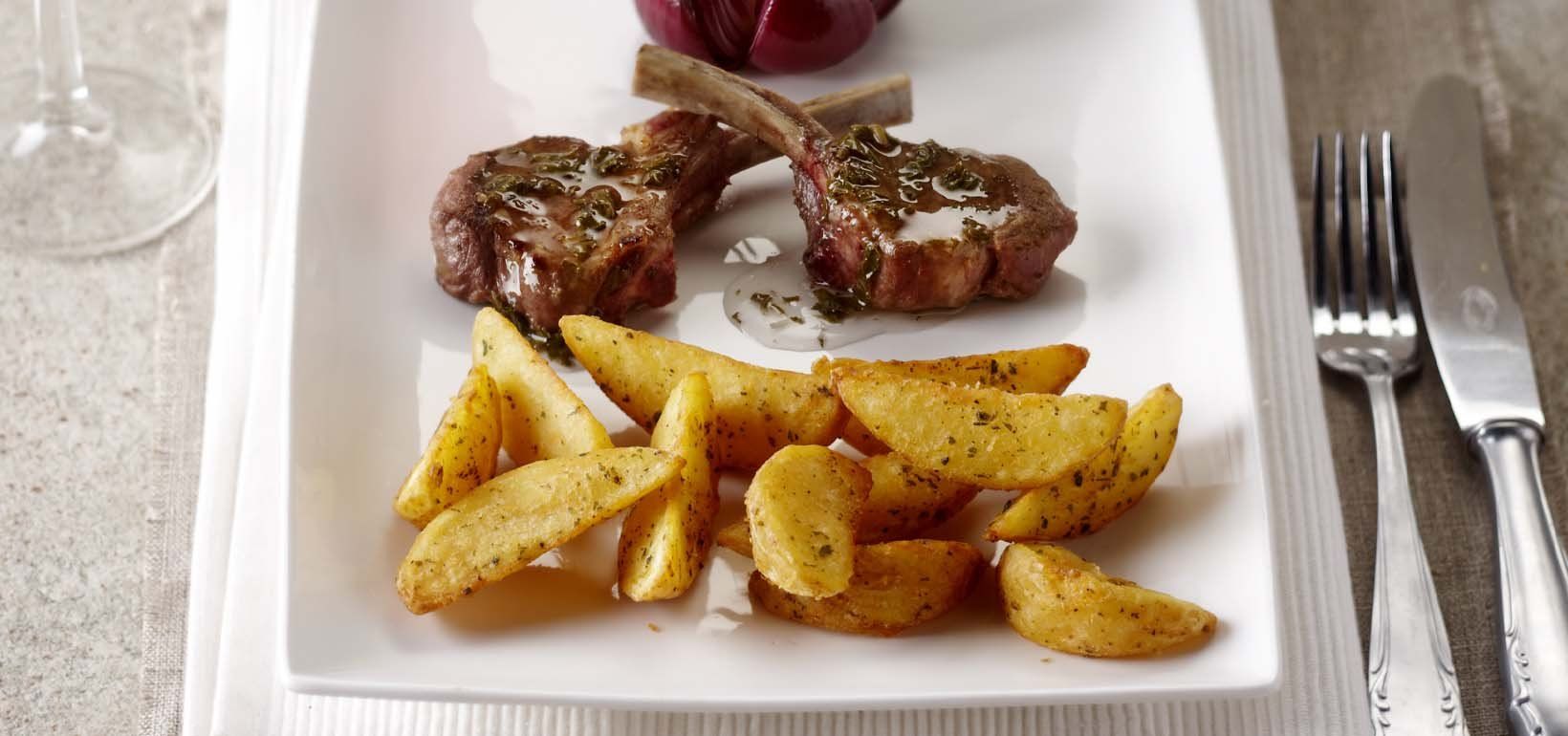 Americké brambory s jehněčími kotletkami, pečenou cibulí a mátovou omáčkou