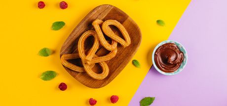 Churros s omáčkou z arašídového másla a čokolády