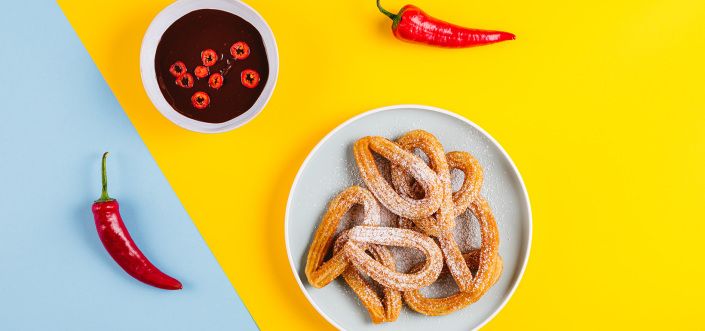 Churros s omáčkou z čokolády a chilli