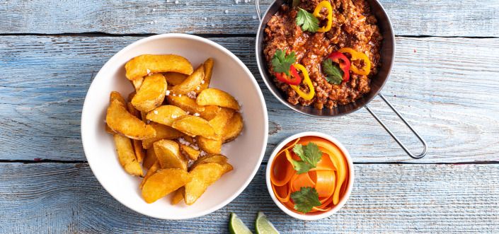 Chili con carne se salátem z mrkve, limetky a koriandru podávané s pikantními Pati Parts Tex Mex