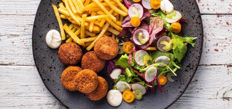 Tuňákové kuličky s domacím salátem a hranolkami Skinny Fries