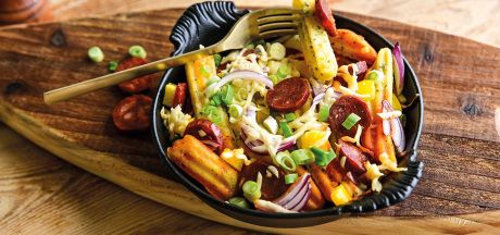 Aviko Wavy Blends Garlic & Herbs v barevném pekáči s chorizem