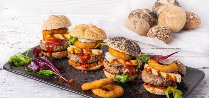 Mini hamburgery se sýrem halloumi, cibulovými kroužky, pikatní salsou a salátem