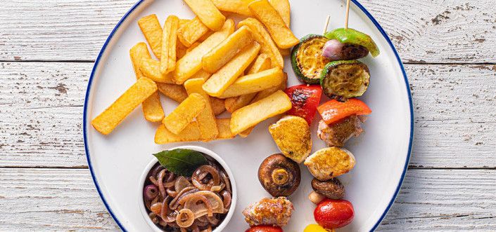 Kuřecí špízy se salsicciou, zeleninou, karamelizovanou cibulí a hranolkami Steak Fries