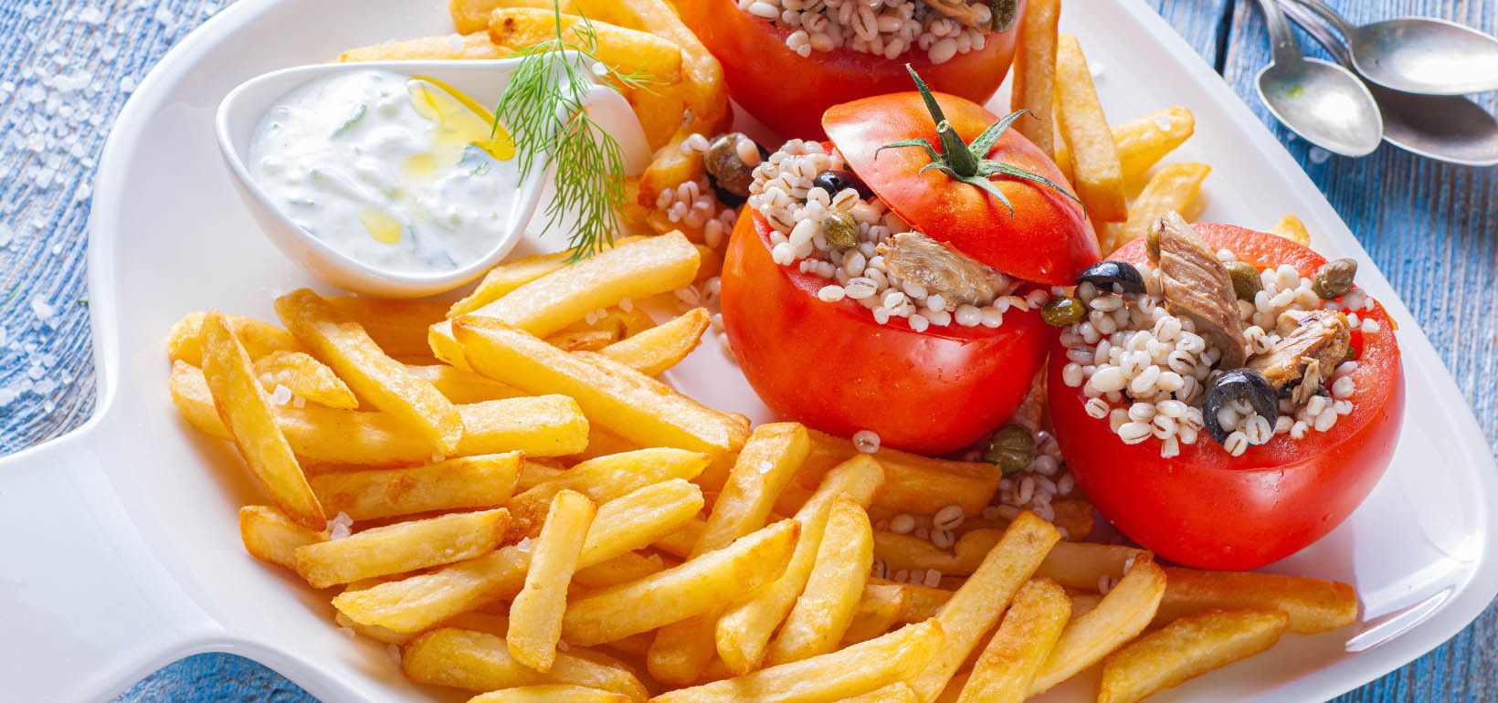 Rajčata plněná makrelou, ječnými kroupami, kapary a olivami s hranolkami a omáčkou tzatziki