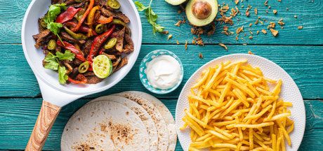 Hovězí fajitas s cibulí, paprikou, zakysanou smetanou a hranolkami Skinny Fries