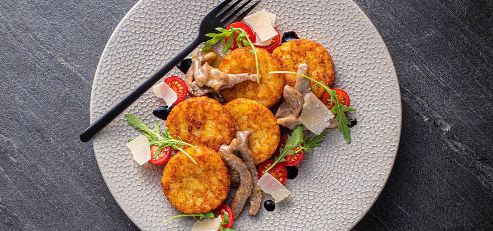 Placičky Rösti s hovězími nudličkami, zeleninou a sýrem Parmigiano Reggiano