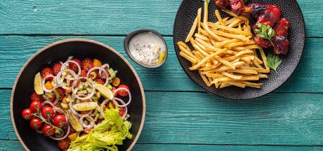 Marinovaná a pečená kuřecí křidélka se salátem Tex Mex a hranolkami Super Long