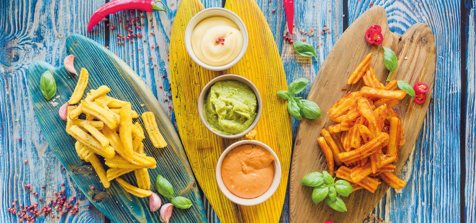 Aviko Wavy Blends vroubkované hranolky s příchutí česneku a bylinek se tříbarevným dipem