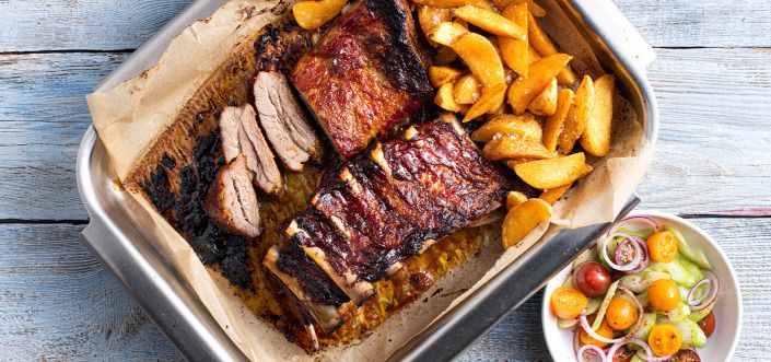 Žebra marinovaná BBQ salsou se salátem, koriandrem a zakysanou smetanou podávaná s pikantní Pati Parts Tex Mex